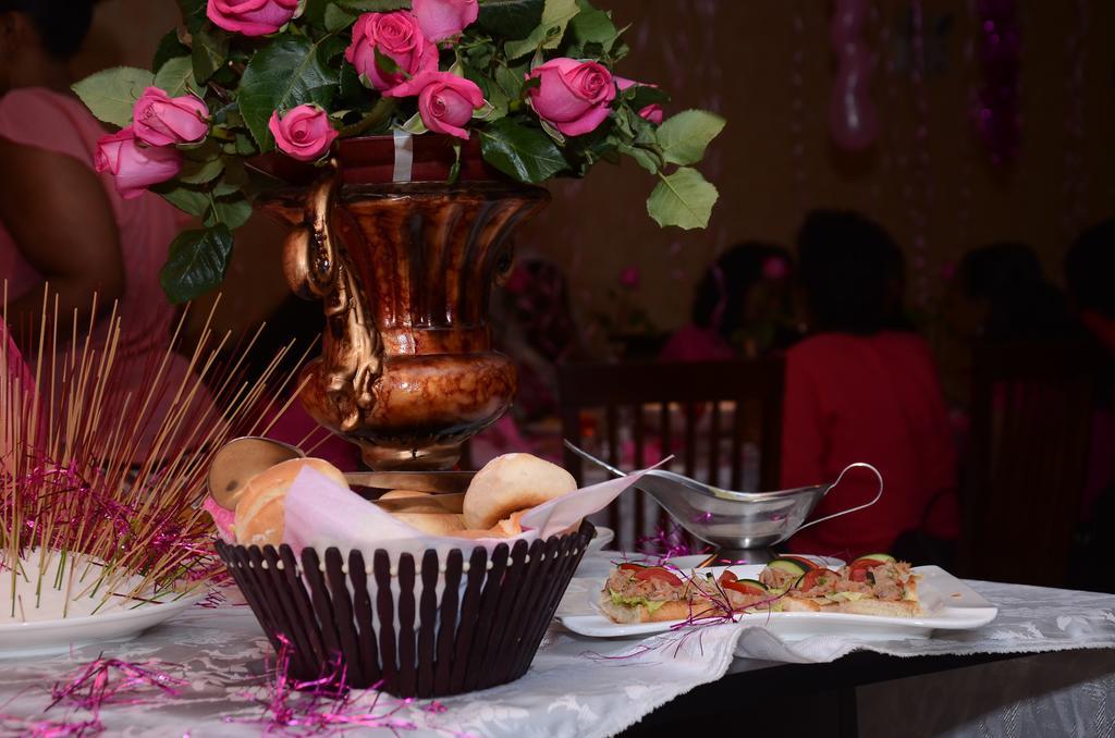 Trinity Hotel Addis Abeba Esterno foto